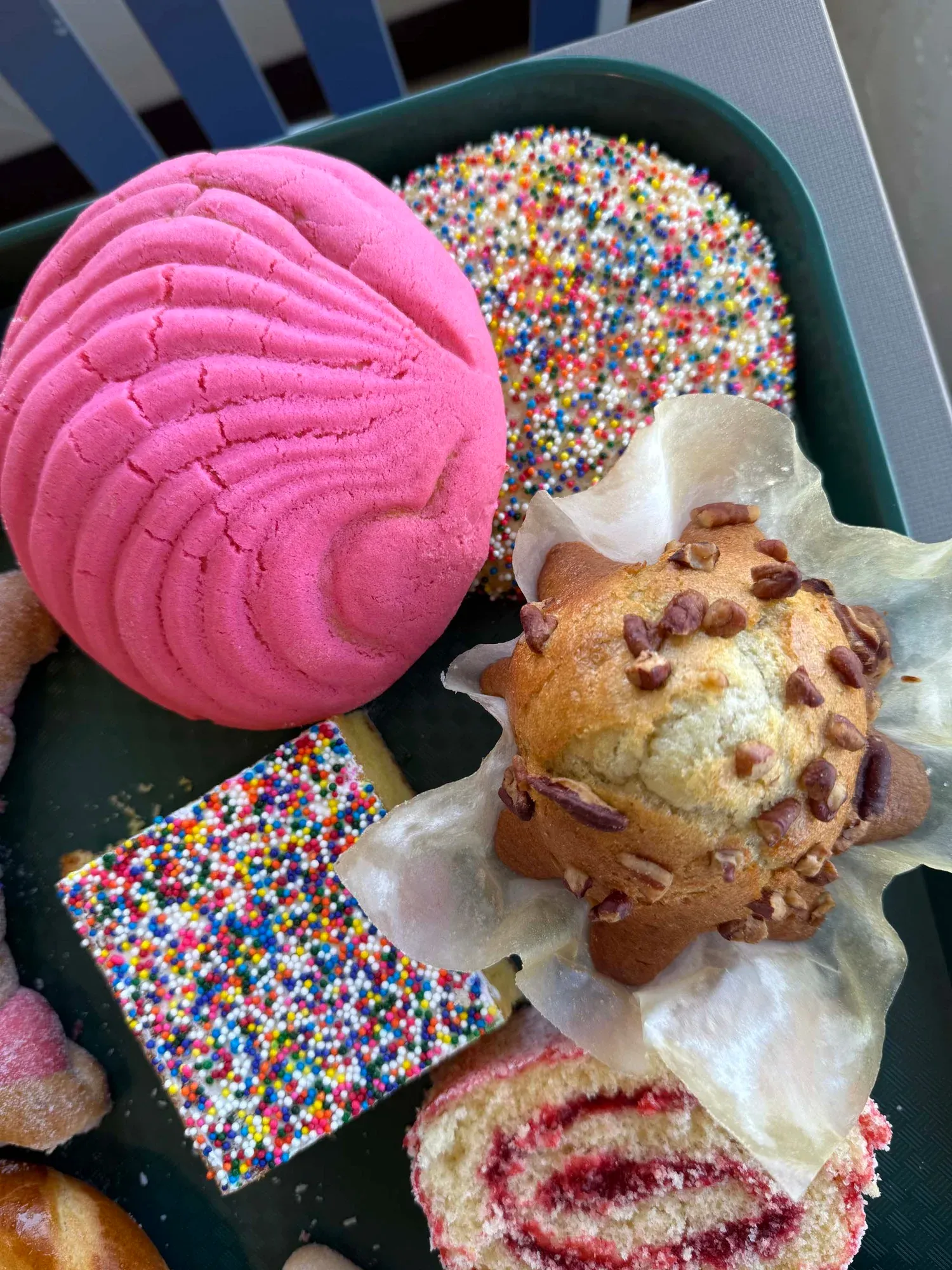 Concha rosa y una selección de pan dulce mexicano