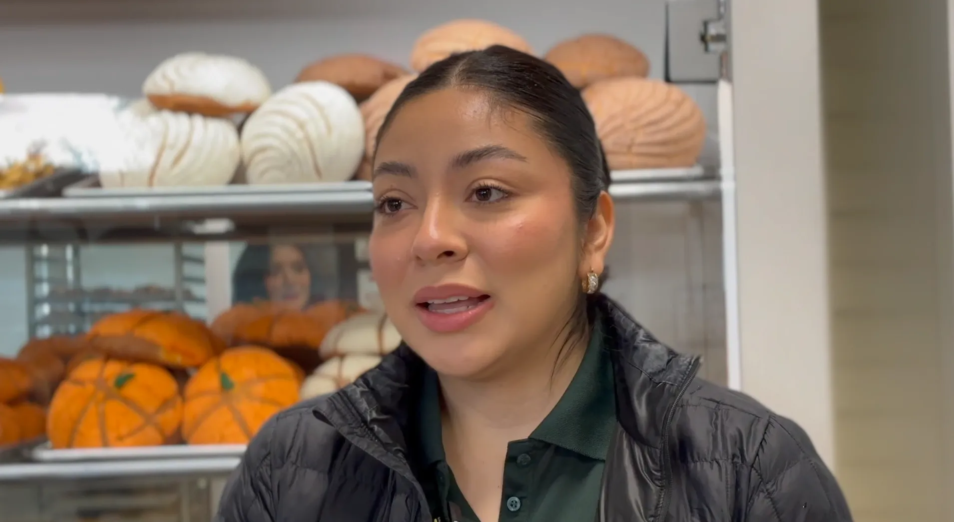 Una entrevista dentro de La Esperanza con estantes de pan al fondo