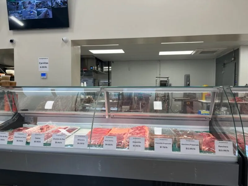 El mostrador del mercado y el interior de La Esperanza en Nampa