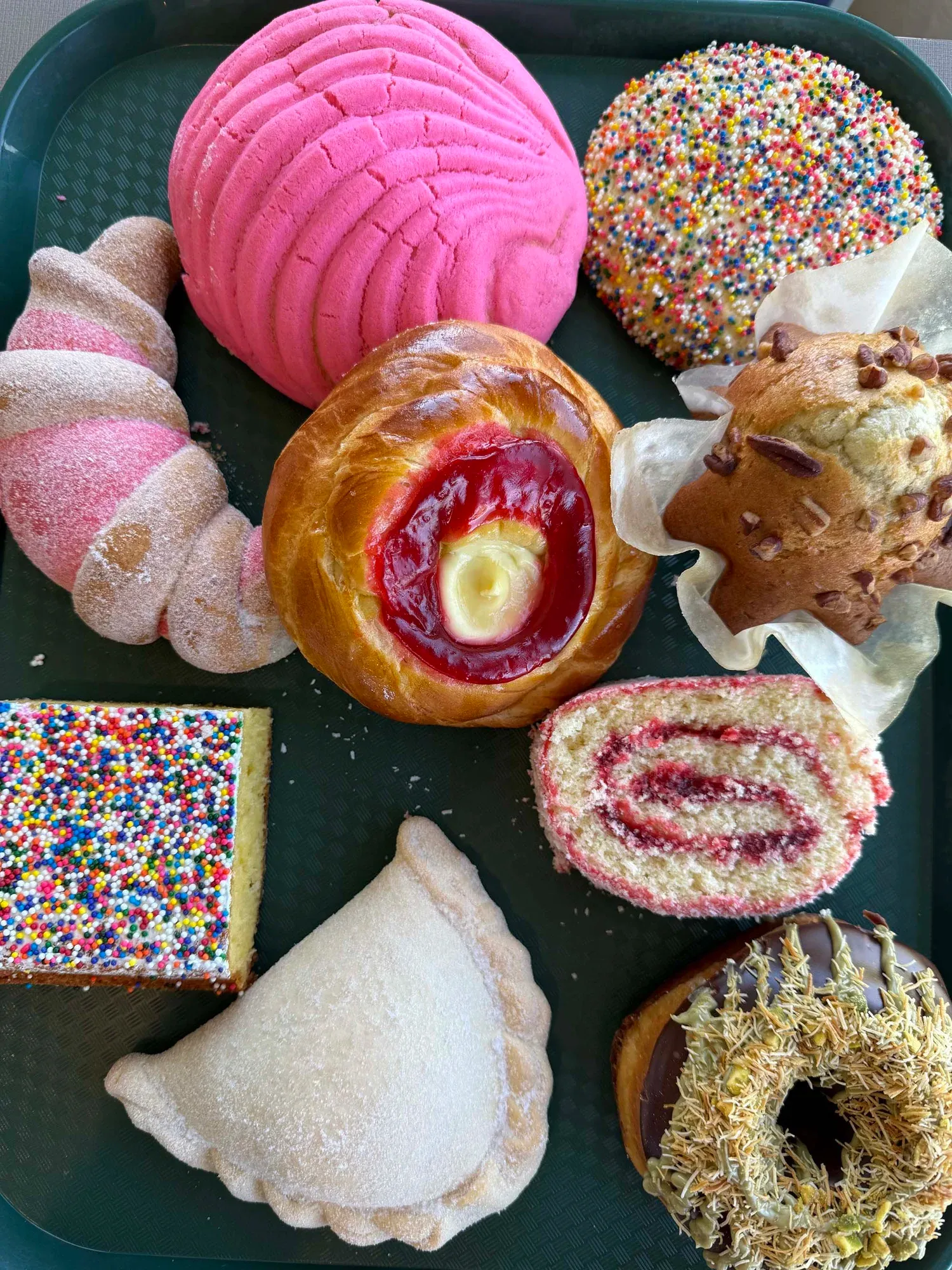 Una colorida selección de conchas y pan dulce mexicano