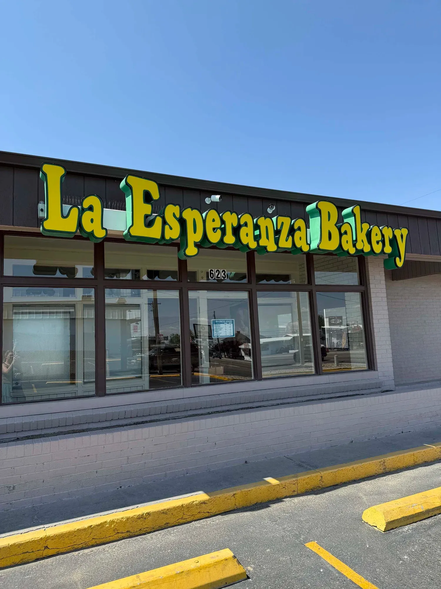 La fachada de La Esperanza Bakery con su letrero amarillo y verde