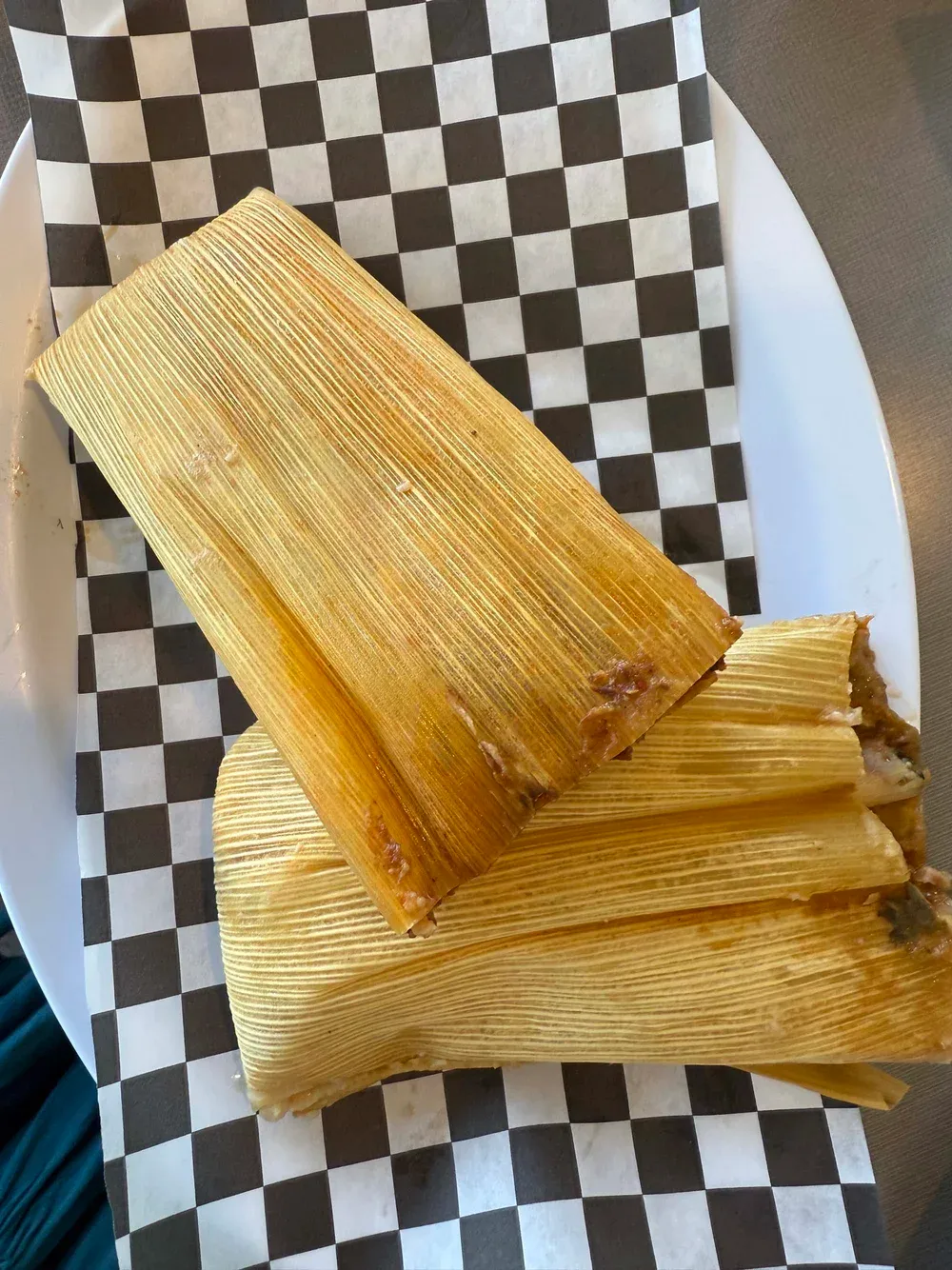 Tamales envueltos en hojas de maíz